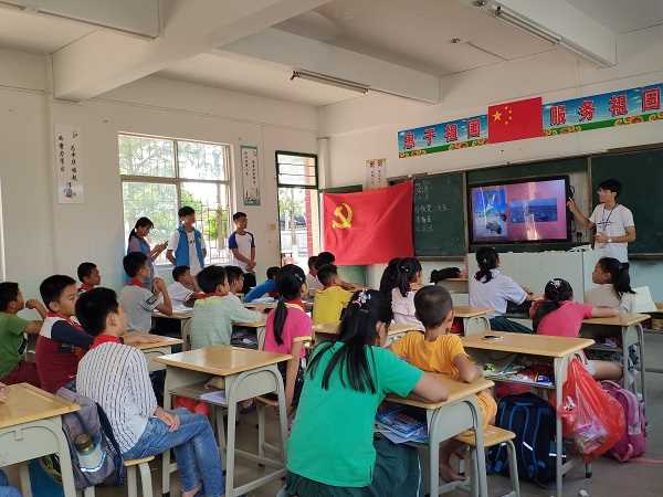 发展对象与小学生们课堂互动.jpg